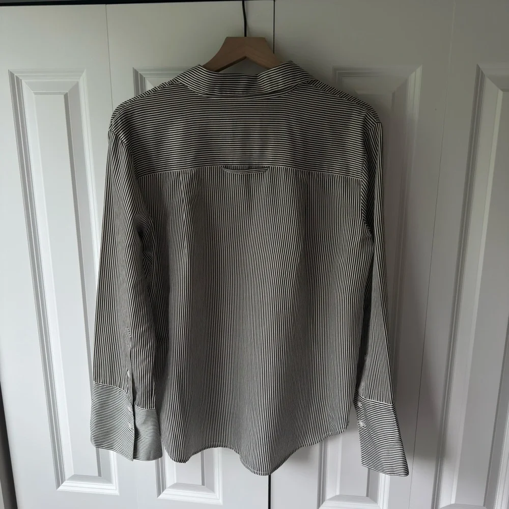 Citizens Of Humanity Camilia Striped Cotton-Silk Shirt
Size S - Picture 8 of 10